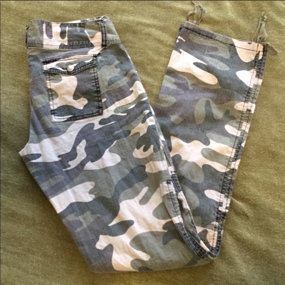 Camouflage cinch tie leg jeans 👖